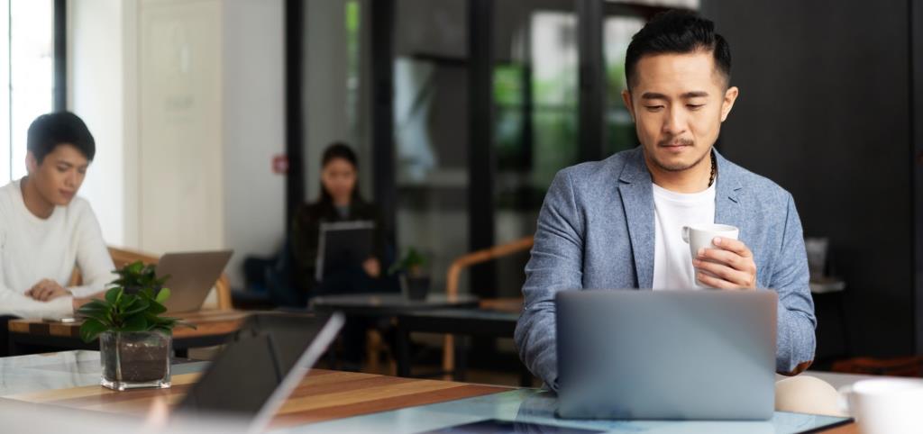 Man in coffee shop on his computer